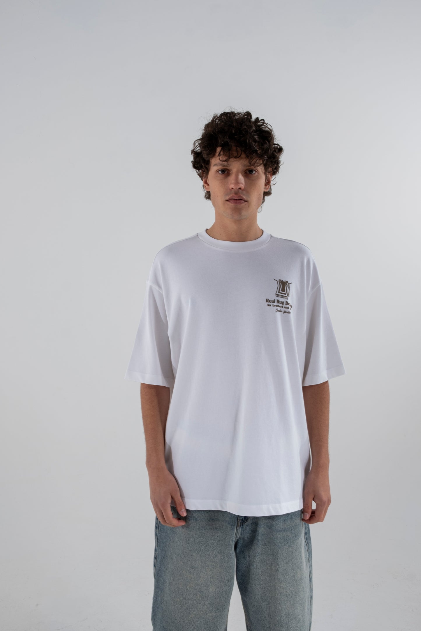 Rug dealer white tee - Aura