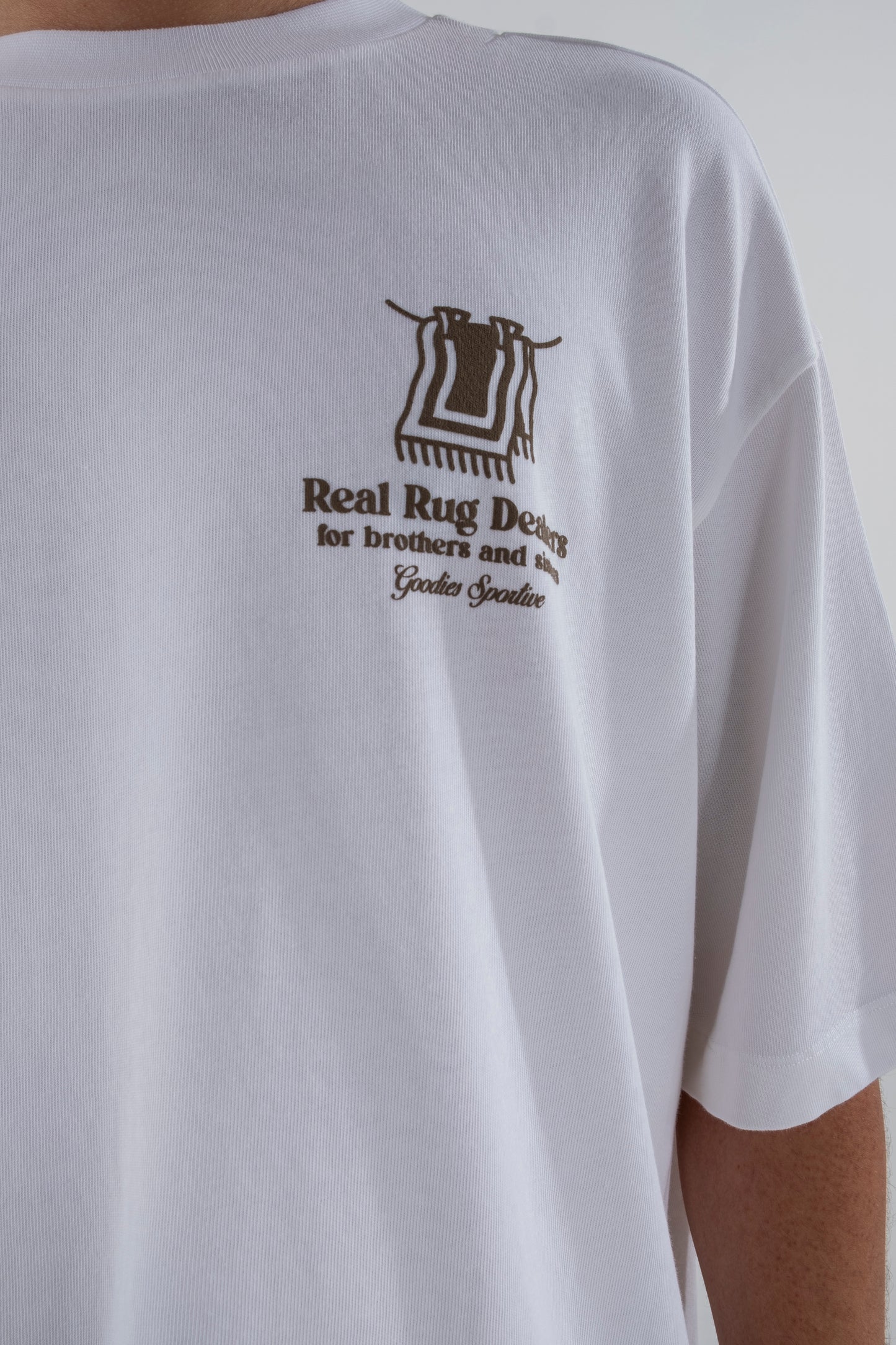 Rug dealer white tee - Aura