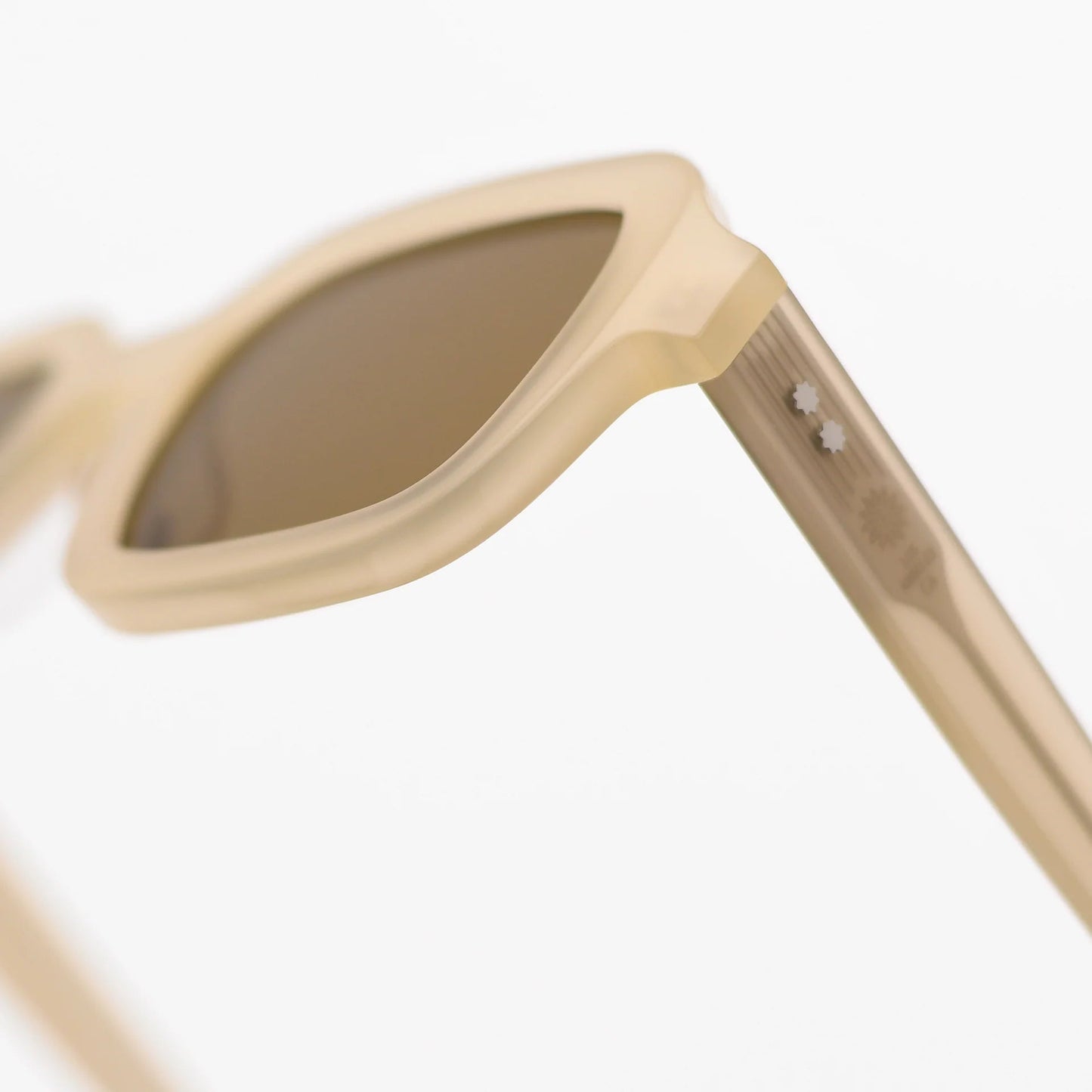Cascade - Oyster Acetate / Brown Lenses akila