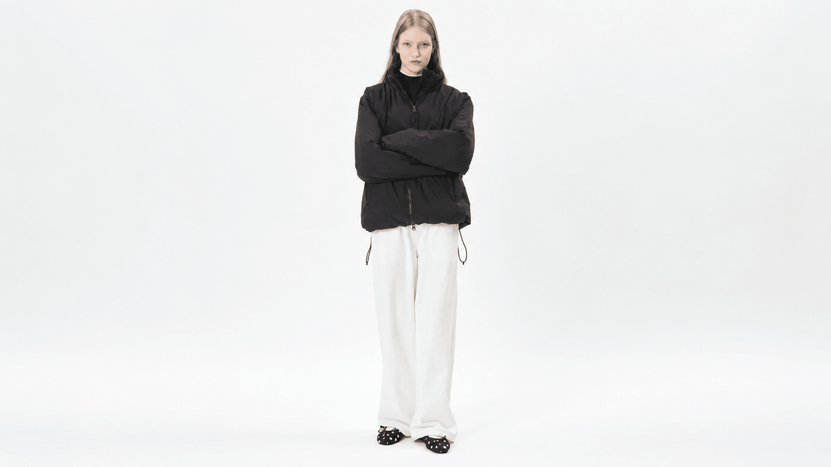 Doudoune Goldwin WINDSTOPPER Puffy Jacket noire portée, capuche rangée dans le col, chez Aura Store Rennes