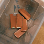 LIGHTER SLEEVE GOLD LAPERRUQUE - détail finitions