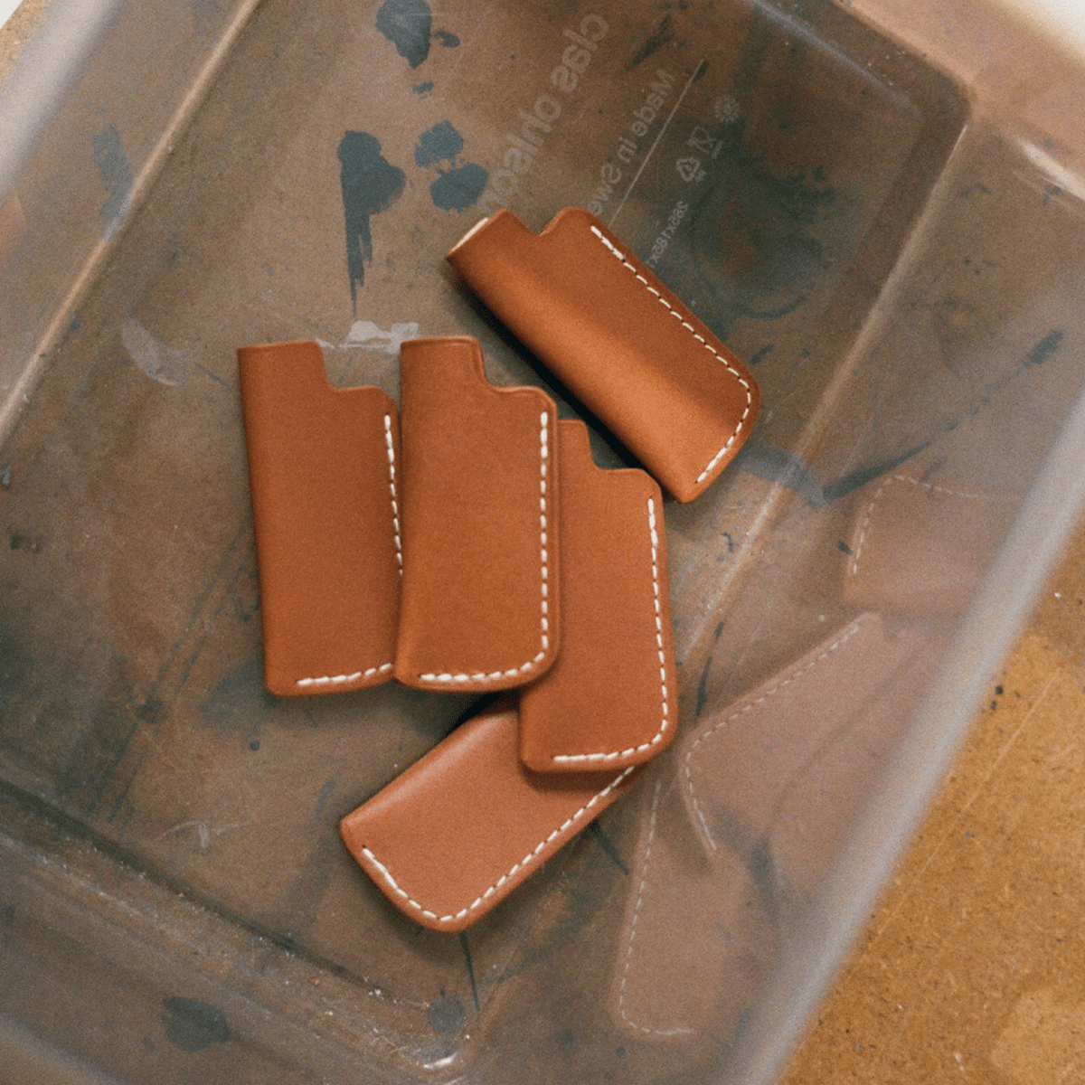 LIGHTER SLEEVE GOLD LAPERRUQUE - détail finitions