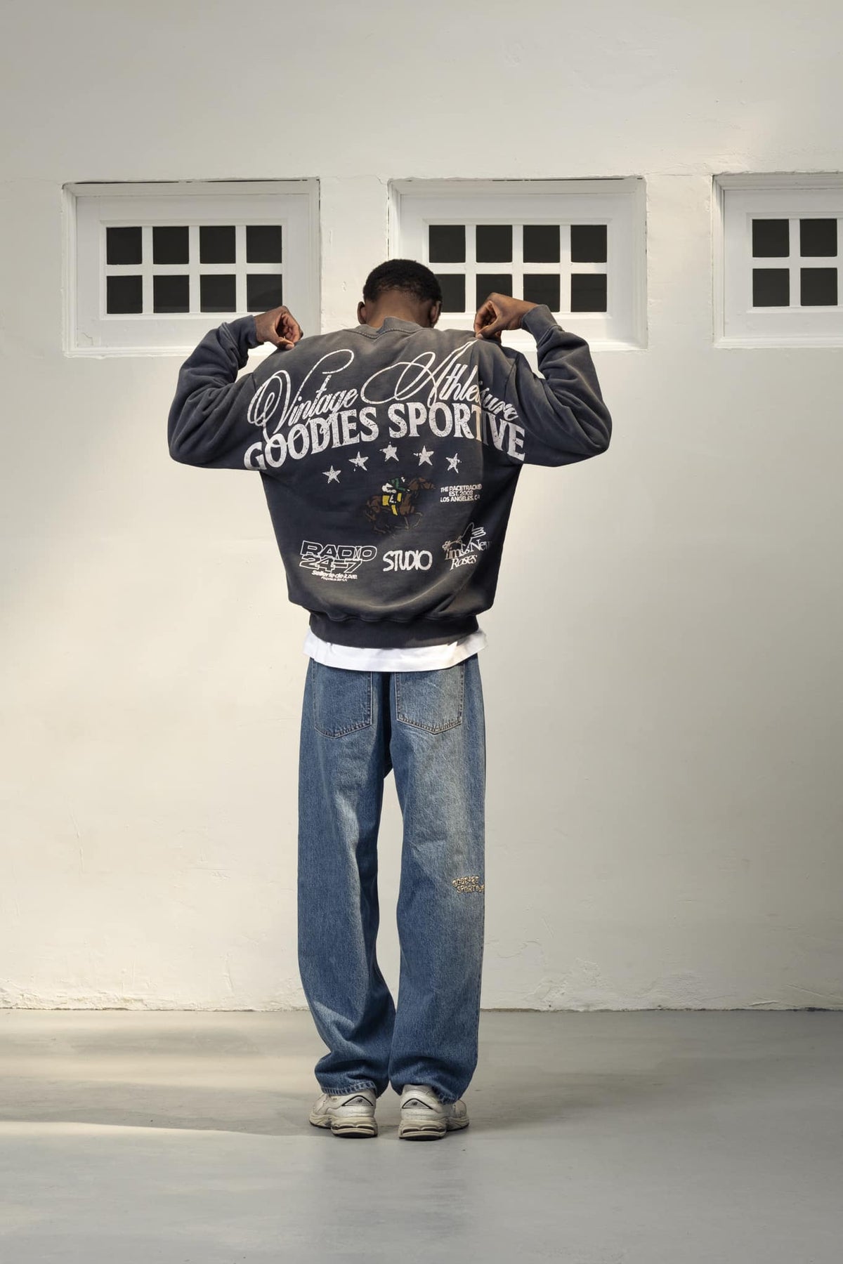 RADIO 24:7 CREWNECK - Faded Grey GOODIES SPORTIVE - porté de face — photo 2