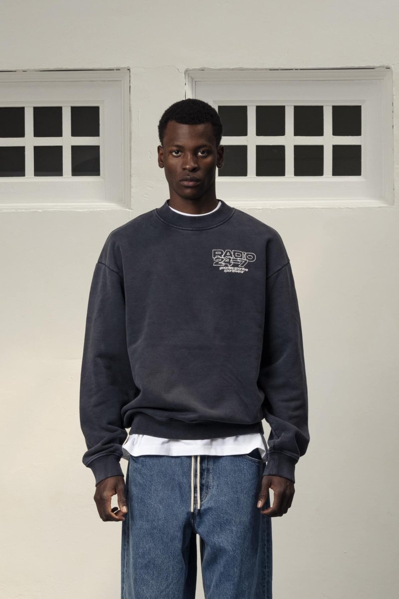 RADIO 24:7 CREWNECK - Faded Grey GOODIES SPORTIVE - porté vue rapprochée