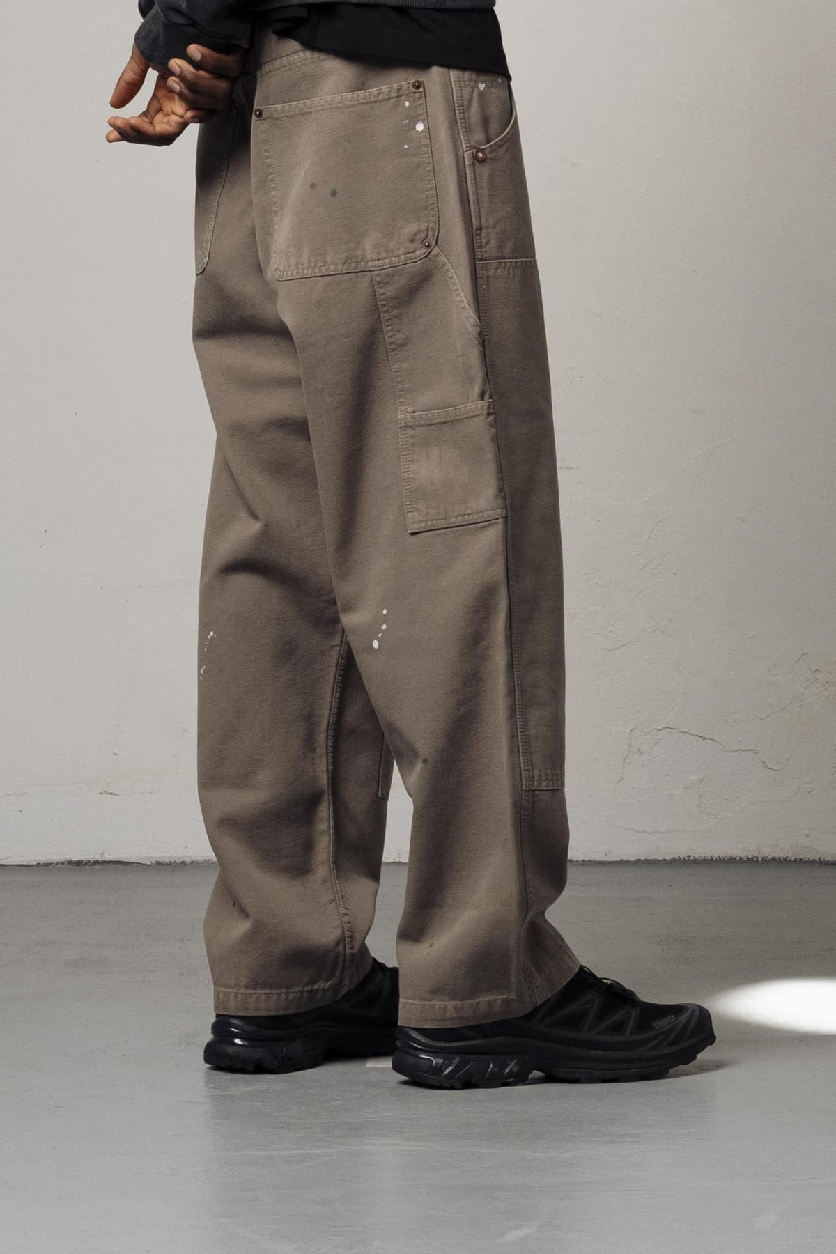 GREY DIRTY PANTS - Grey GOODIES SPORTIVE - porté de profil — photo 3