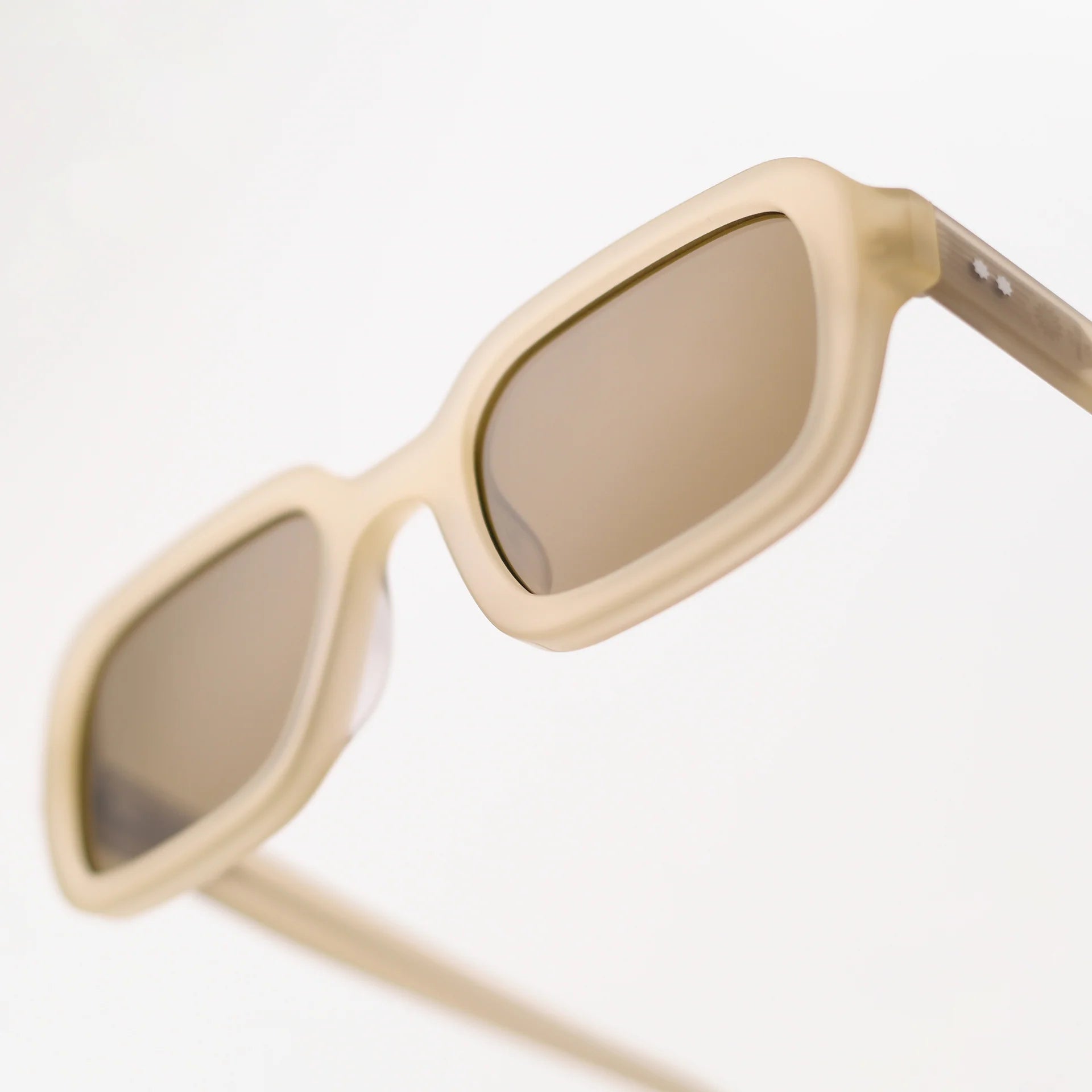 Cascade - Oyster Acetate / Brown Lenses akila