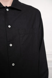 Chemise Another Aspect Shirt 2.1 black détail col camp et poche
Image 
