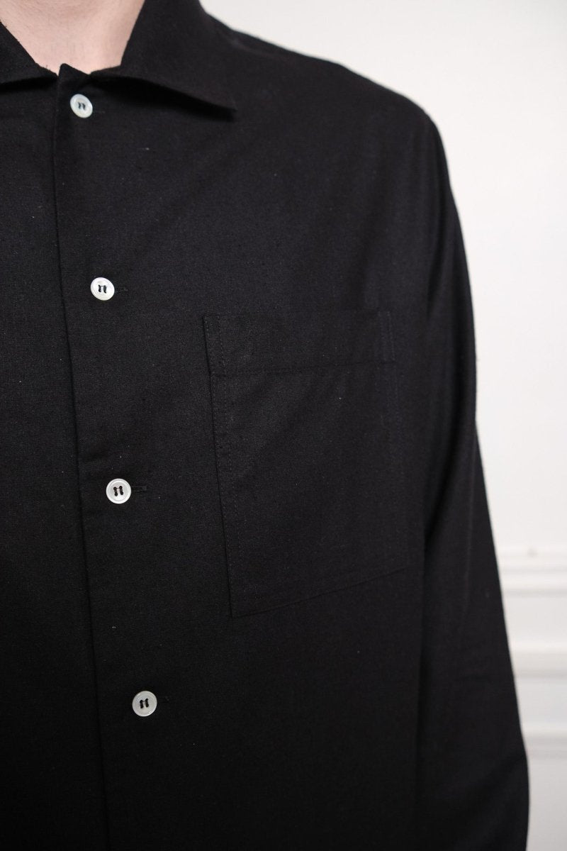 Chemise Another Aspect Shirt 2.1 black détail col camp et poche
Image 