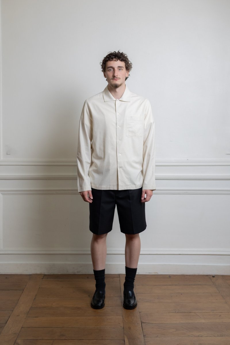 Chemise Another Aspect Shirt 2.1 soie brute naturelle portée de face
Image  — photo 1