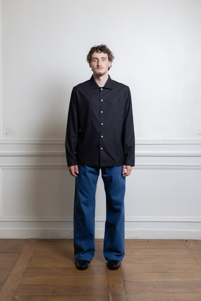 Chemise Another Aspect Shirt 2.1 soie brute noire portée de face
Image 