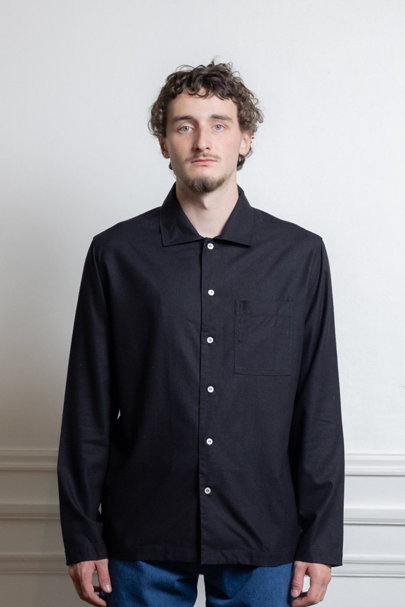 Chemise Another Aspect Shirt 2.1 soie brute noire portée de face
Image 