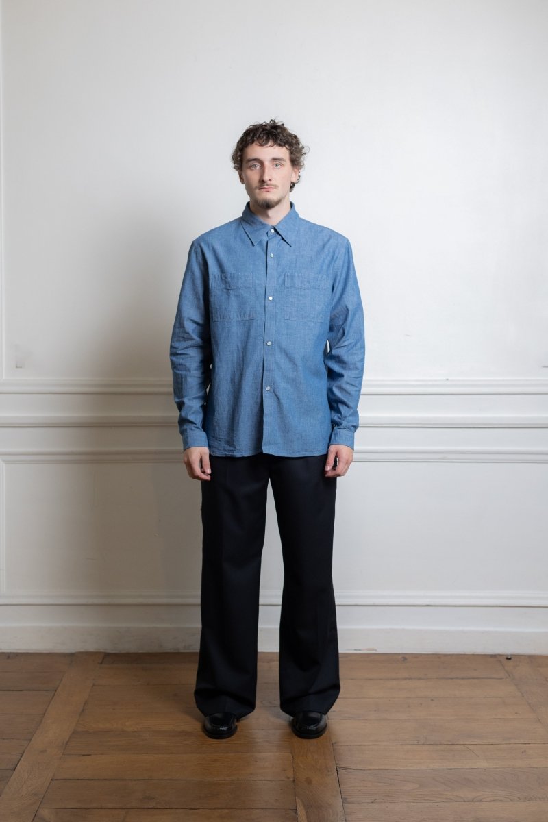 Chemise Another Aspect Shirt 5.0 chambray bleu coton bio portée de face
Image