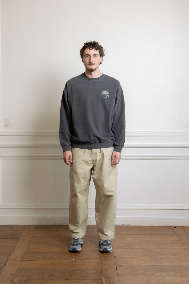 Chino Kappy Pintuck Wide beige porté sur mannequin 180cm