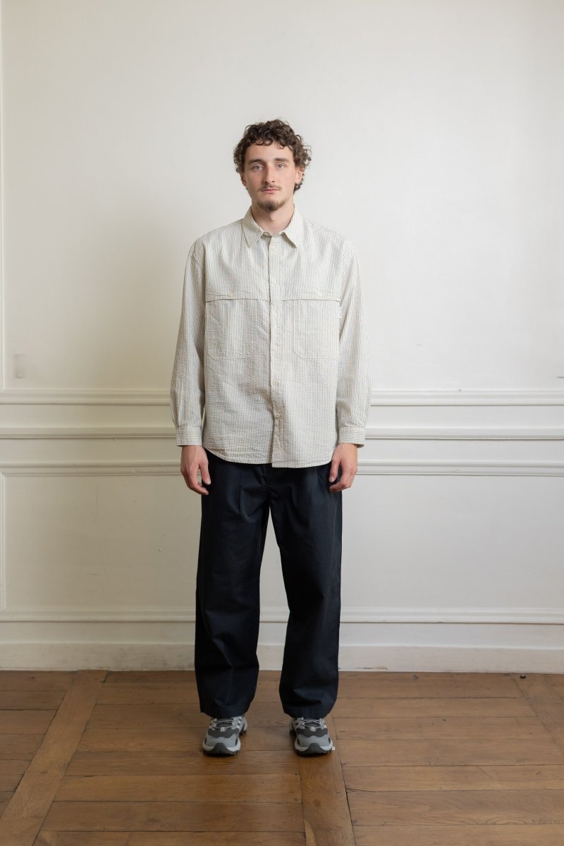 Chino Kappy Pintuck Wide navy porté sur mannequin 180cm