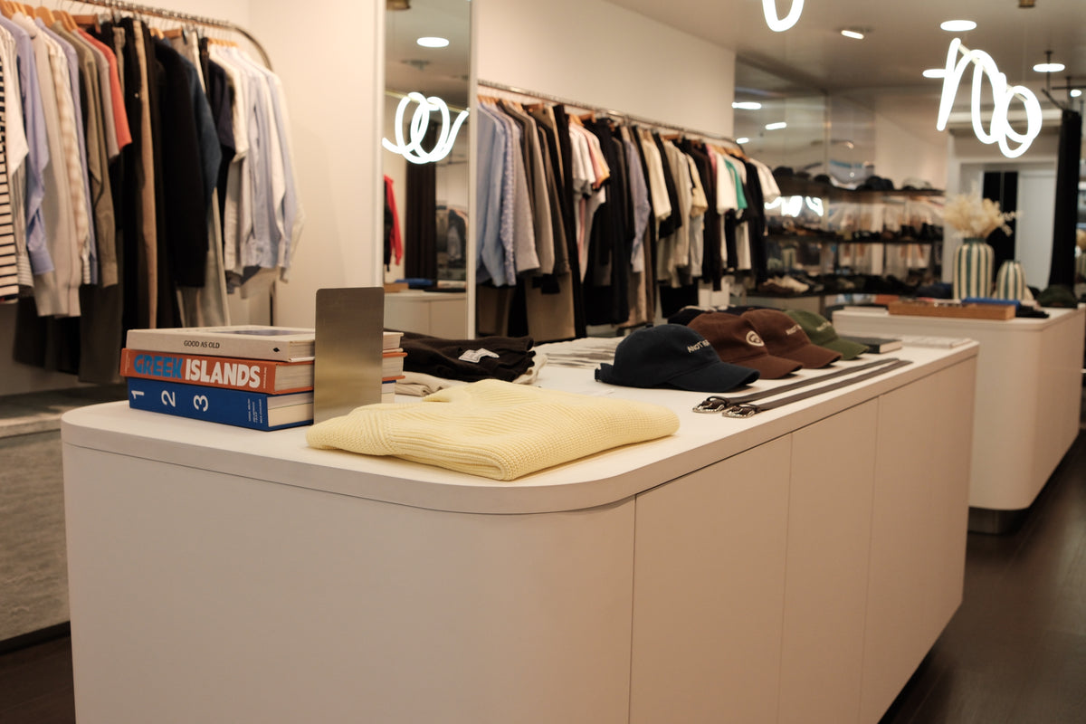 Merchandising et vêtements de créateurs dans la boutique Aura Store Rennes
