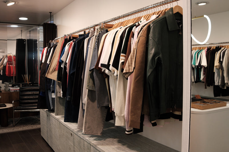 Détail merchandising Aura Store Rennes — vêtements sélectionnés