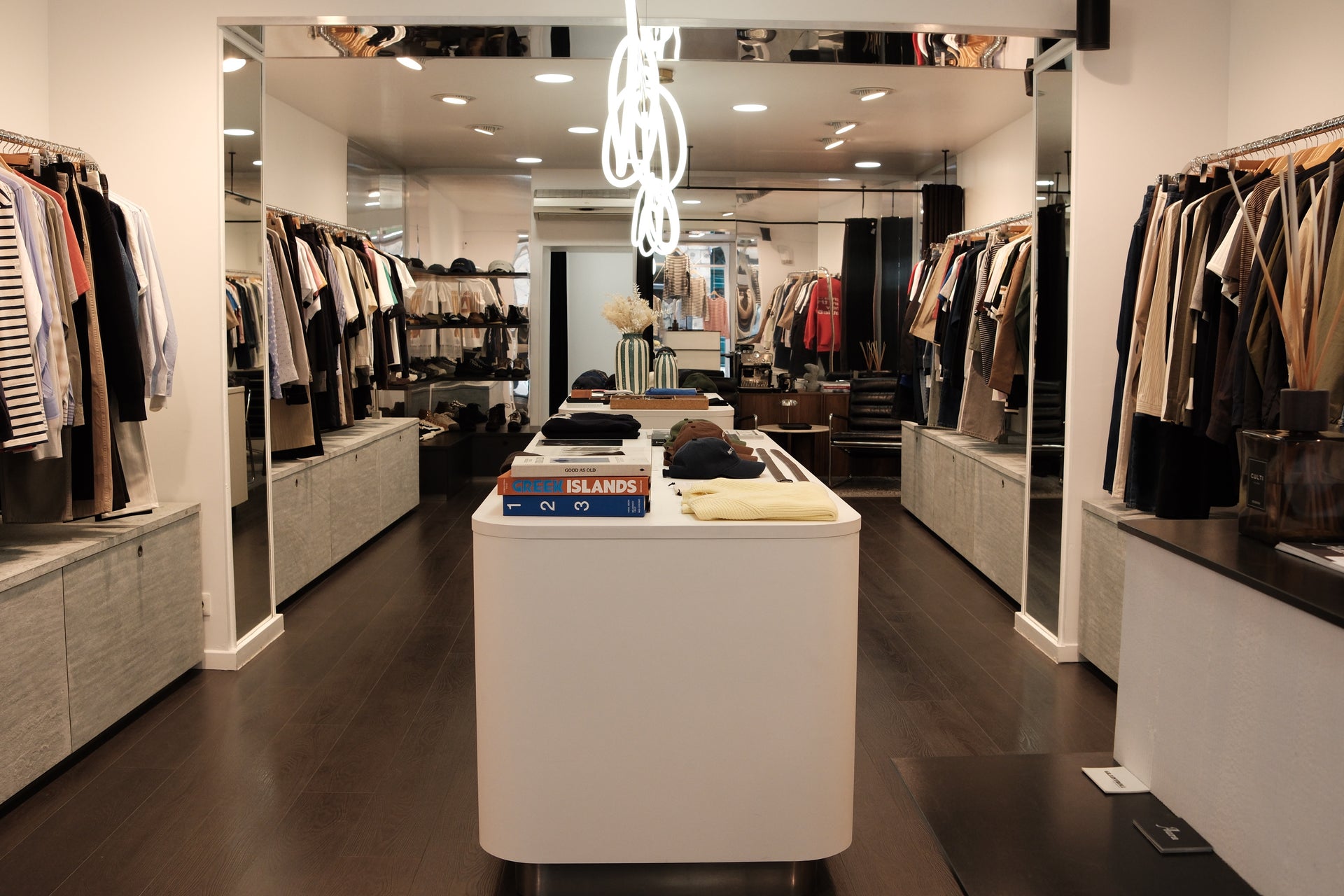 Intérieur de la boutique Aura Store Rennes — concept store mode masculine, 2 rue Château-Renault