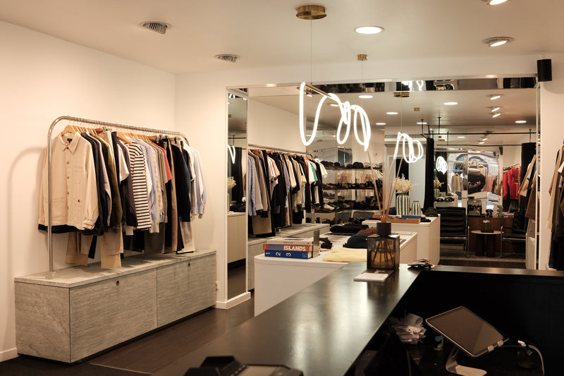 Intérieur boutique Aura Store Rennes — mobilier et sélection mode masculine