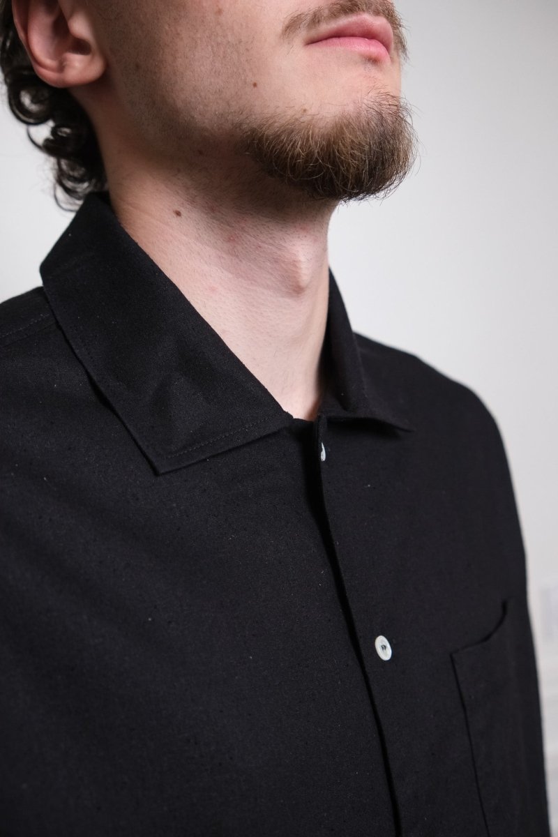 Détail boutons urée et soie brute chemise Another Aspect Shirt 2.1 noire
