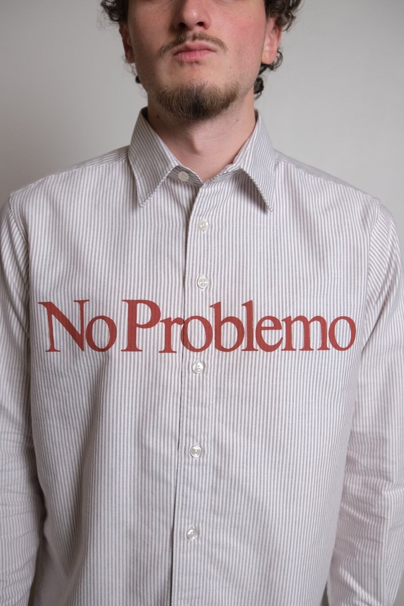 Détail broderie No Problemo poche poitrine chemise Aries rouge