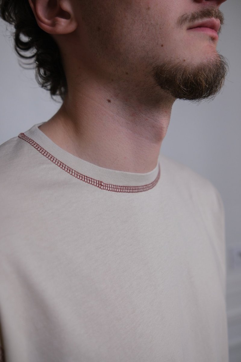 ANOTHER T-SHIRT 3.0, GREY/BURNT RED Another AspectaDétail col côtelé et surpiqûres contrastées T-shirt Another Aspect 3.0