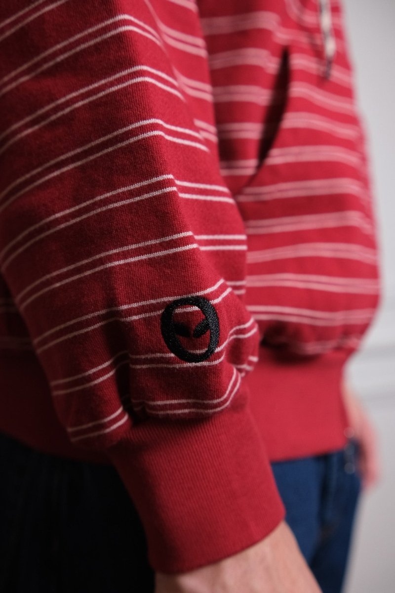 Détail  des finitions bord-côtes du hoodie No Problemo rouge — photo 5