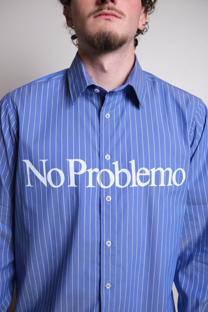 Détail du branding No Problemo sur la chemise popeline navy — photo 3