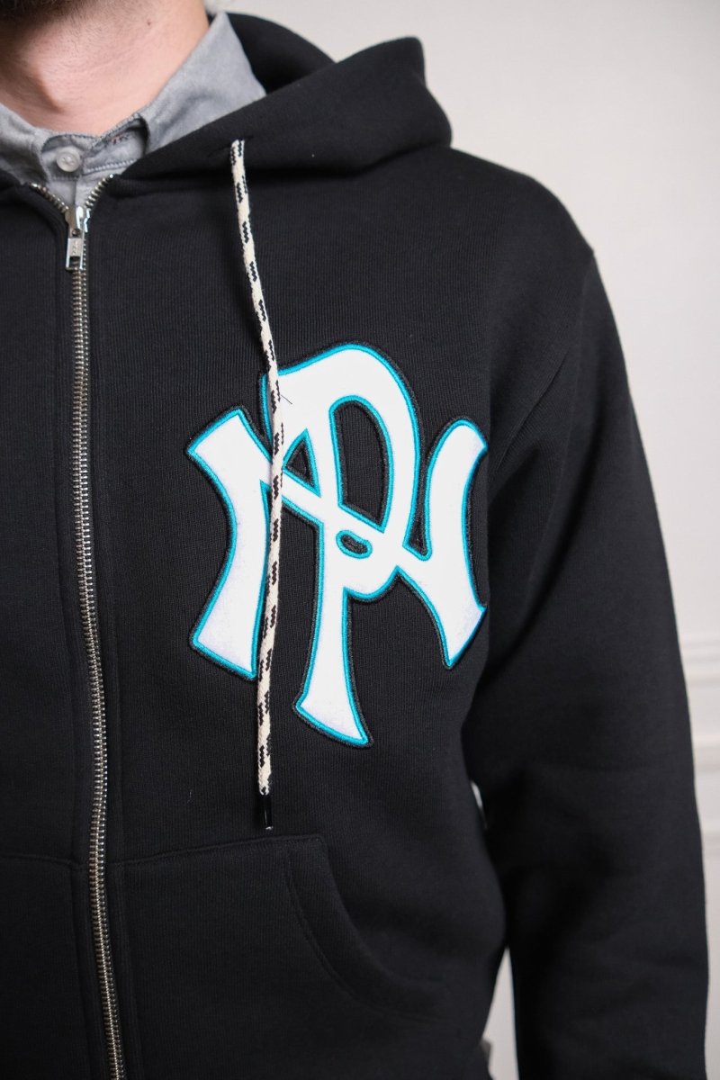 Détail du branding Nyp discret sur le hoodie zippé premium No Problemo noir