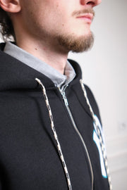 Détail du branding Nyp discret sur le hoodie zippé premium No Problemo noir