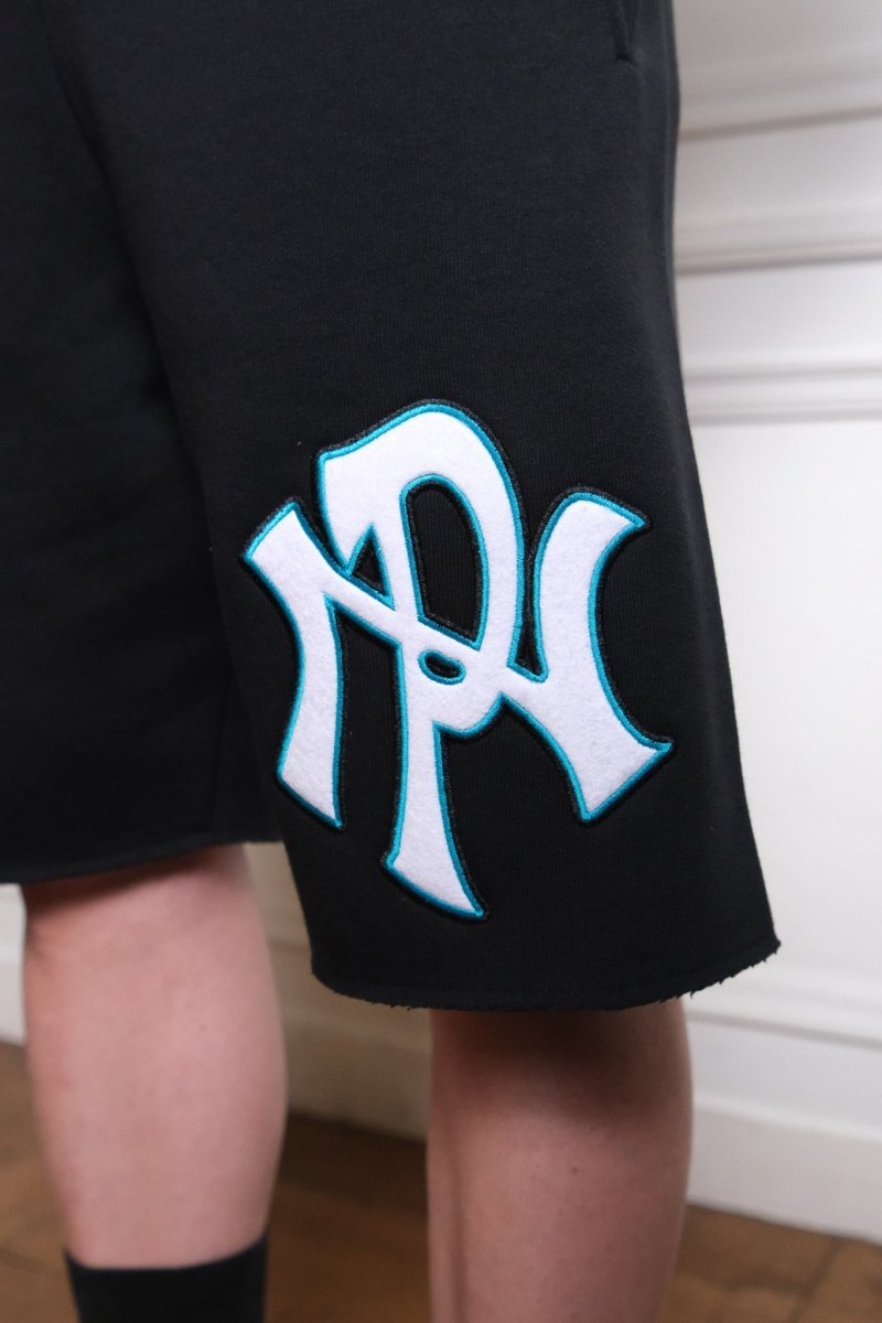 Détail du branding Nyp sur le short molleton premium No Problemo noir — photo 3