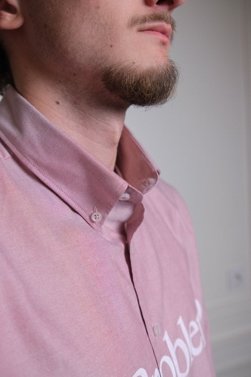 Détail du col boutonné de la chemise oxford No Problemo rouge — photo 4