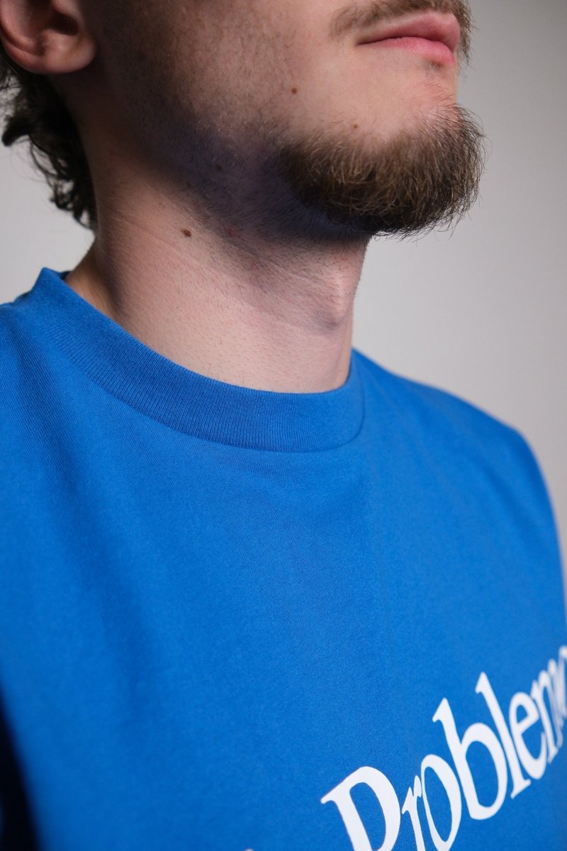 Détail du col rond du t-shirt No Problemo Ss Tee bleu