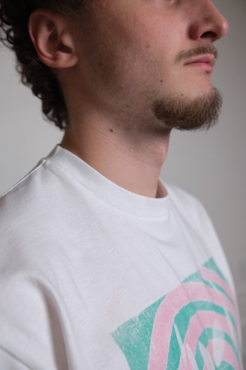 Détail du col rond et de l'étiquette du t-shirt No Problemo Spiral Tee — photo 4