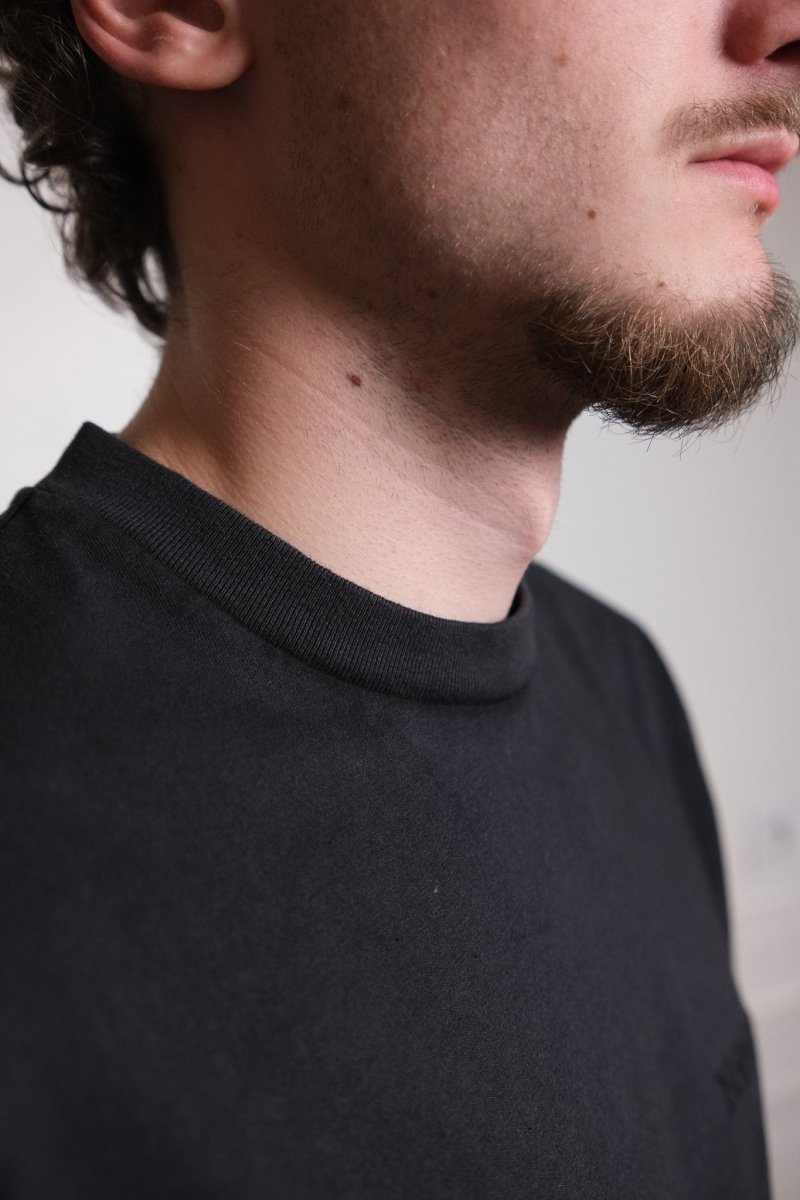  Détail du col rond et de la coupe unisexe du t-shirt No Problemo noir — photo 4