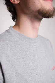 Détail du col rond et de la texture chinée du t-shirt No Problemo grey marl