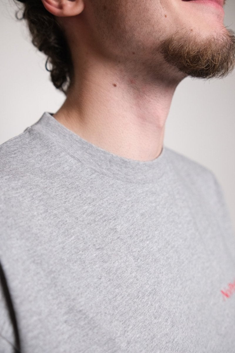 Détail du col rond et de la texture chinée du t-shirt No Problemo grey marl