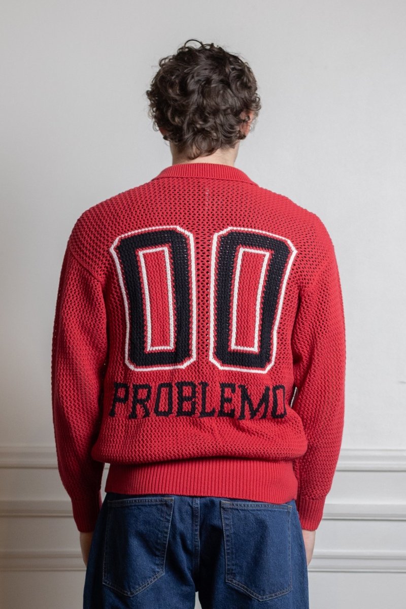 Détail du graphique bold et de l'intarsia piqué sur le devant du pull rouge