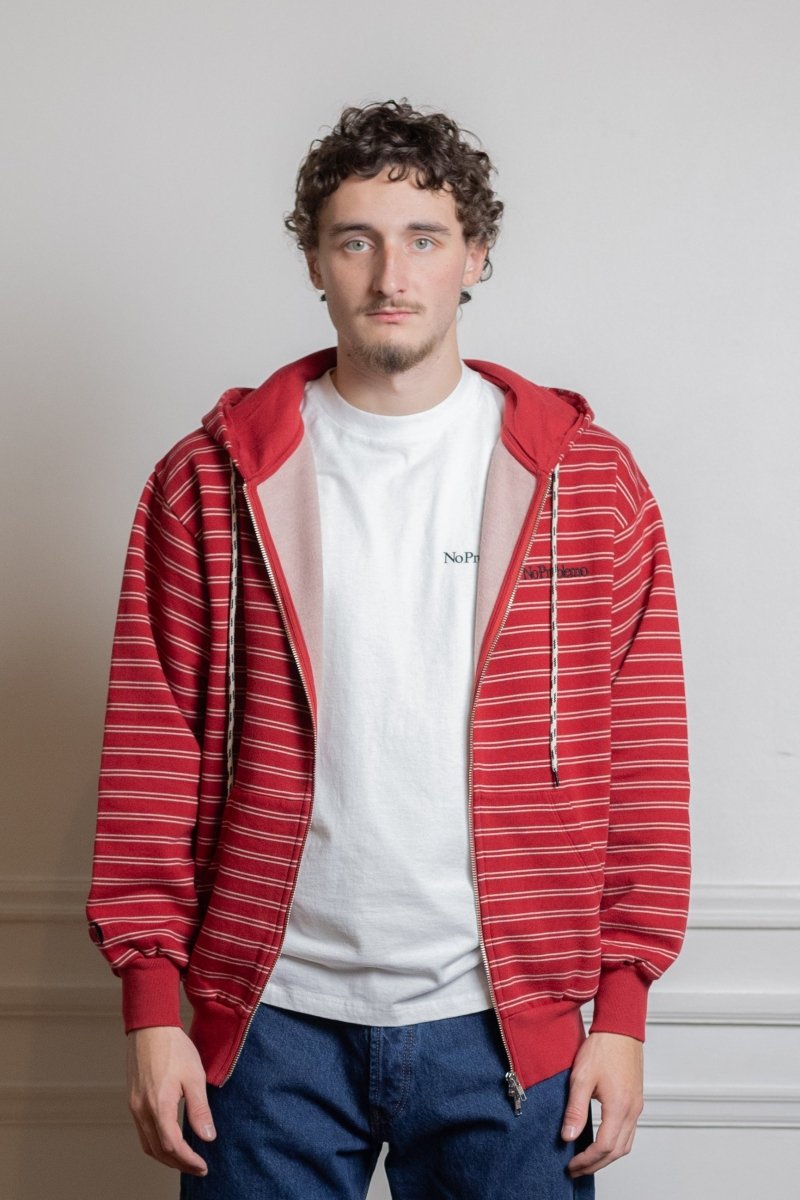 Détail du logo Mini Problemo brodé sur le hoodie zippé rouge — photo 3