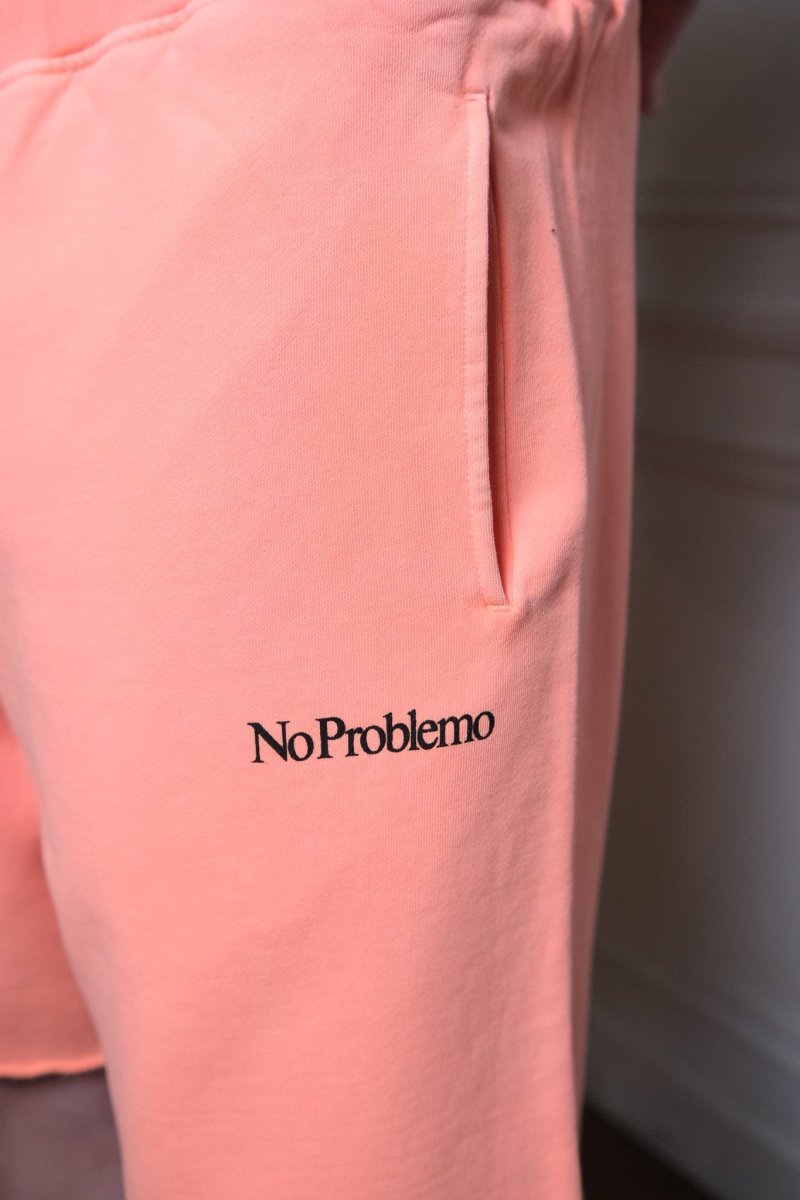  Détail du logo Mini Problemo brodé sur le short molleton coral