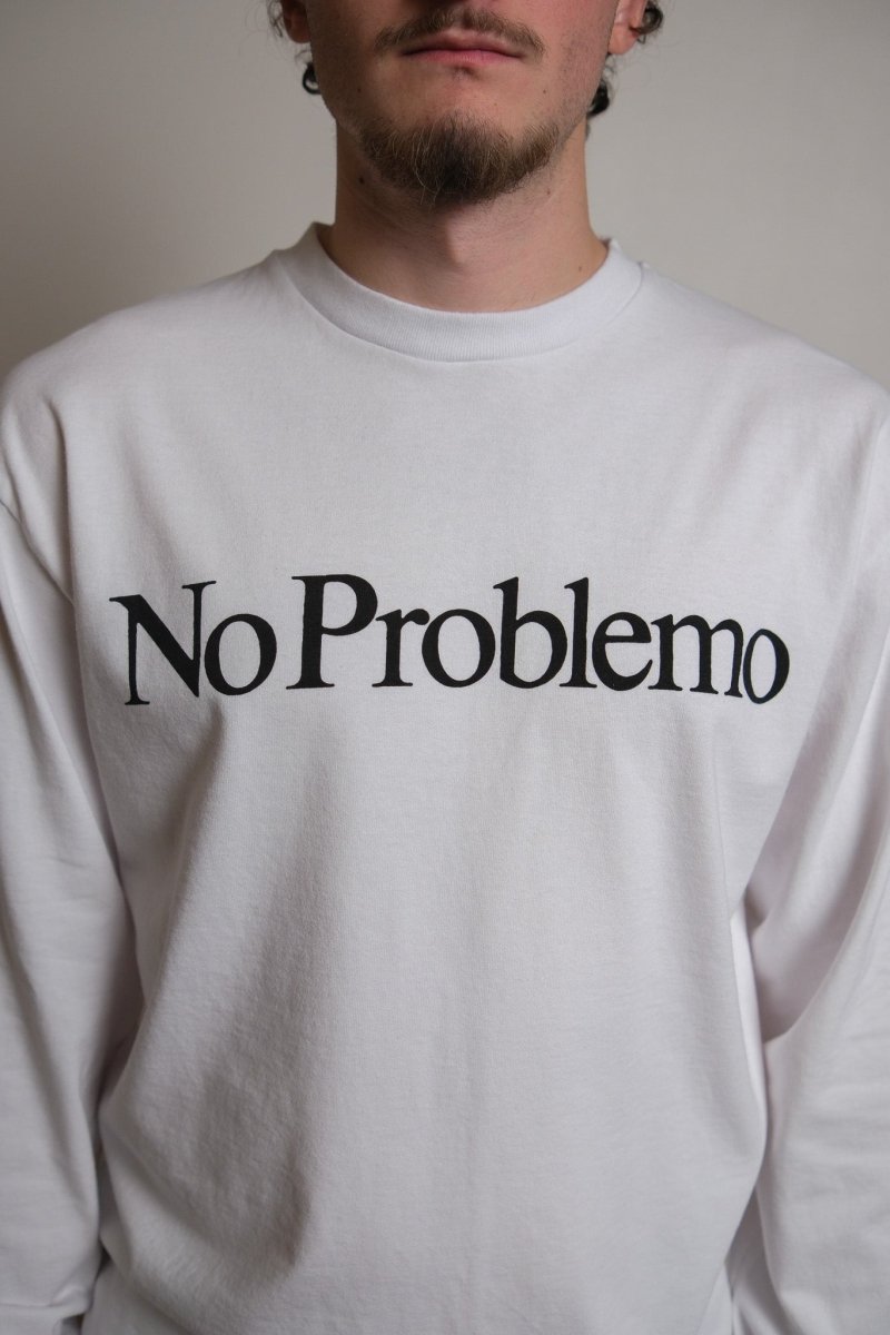 Détail du logo No Problemo sérigraphié sur la poitrine du Ls Tee blanc