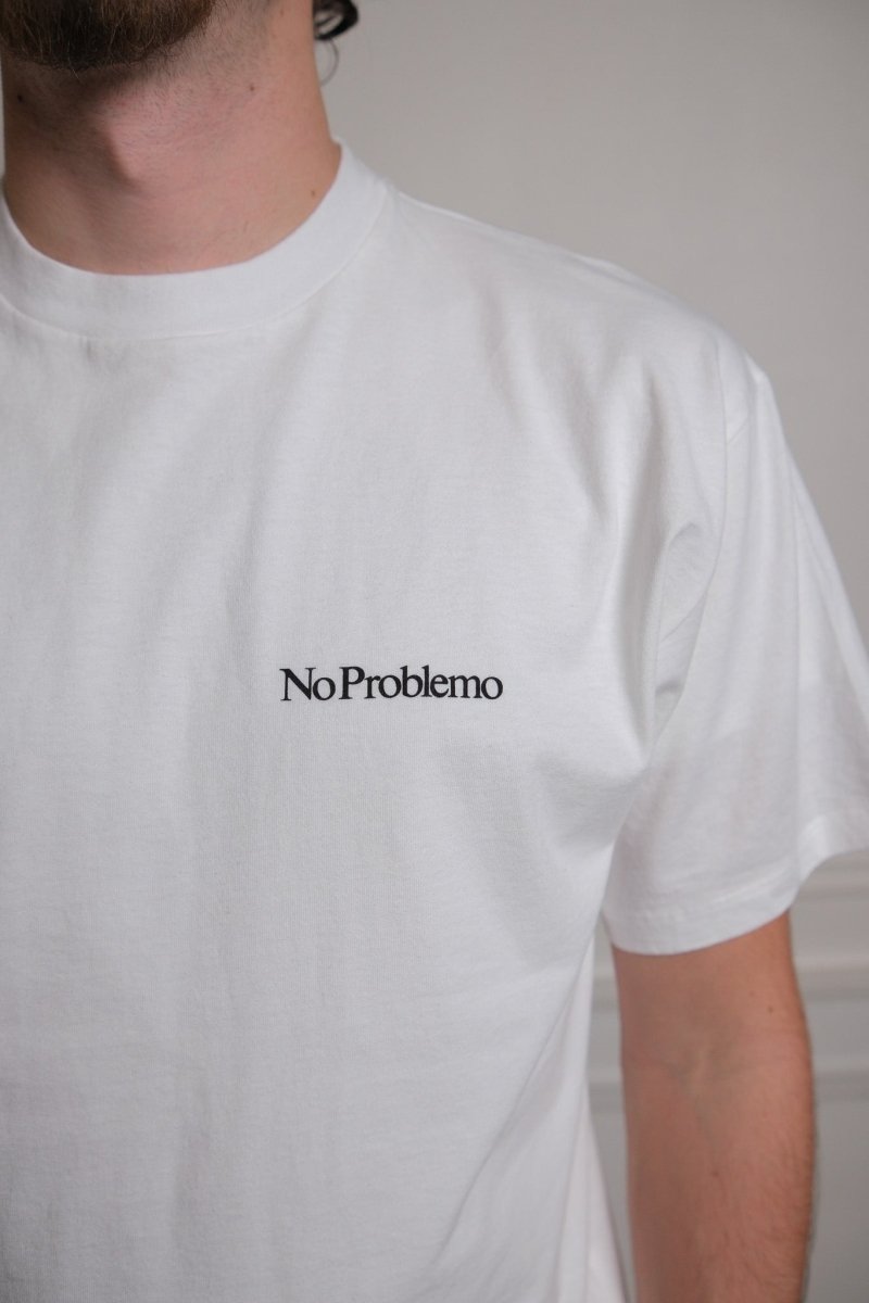 Détail du mini logo Mini Problemo sérigraphié sur la poitrine du t-shirt blanc