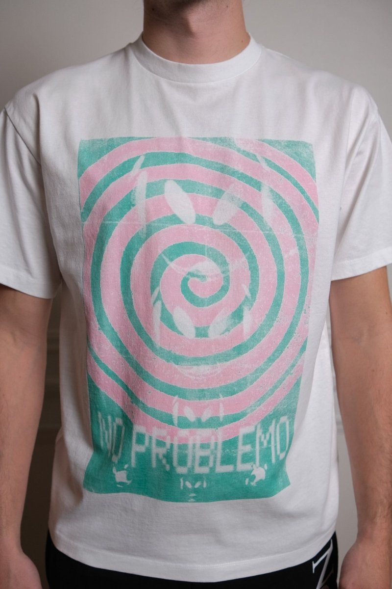 : Détail du motif spirale sérigraphié sur le devant du t-shirt blanc