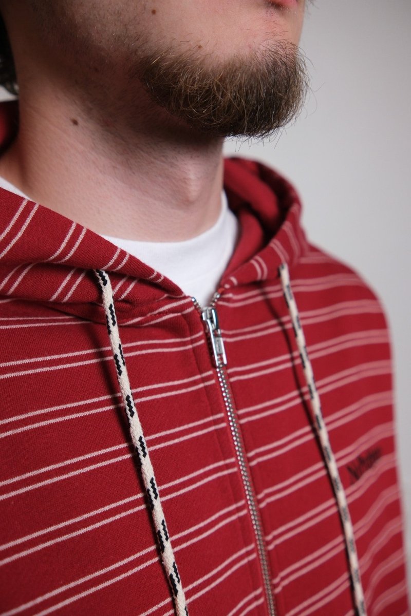 Détail du zip intégral et des finitions bord-côtes du hoodie No Problemo rouge — photo 6