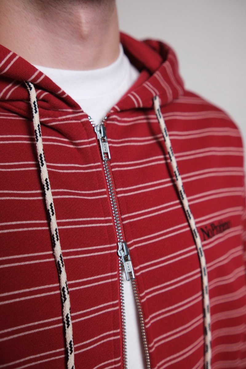Détail du zip intégral et des finitions bord-côtes du hoodie No Problemo rouge