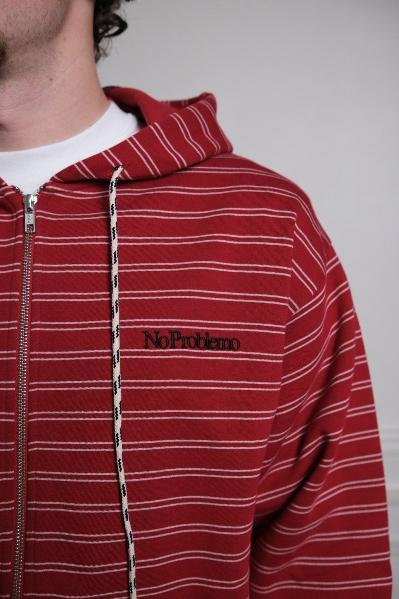 Détail du zip intégral et des finitions bord-côtes du hoodie No Problemo rouge — photo 7