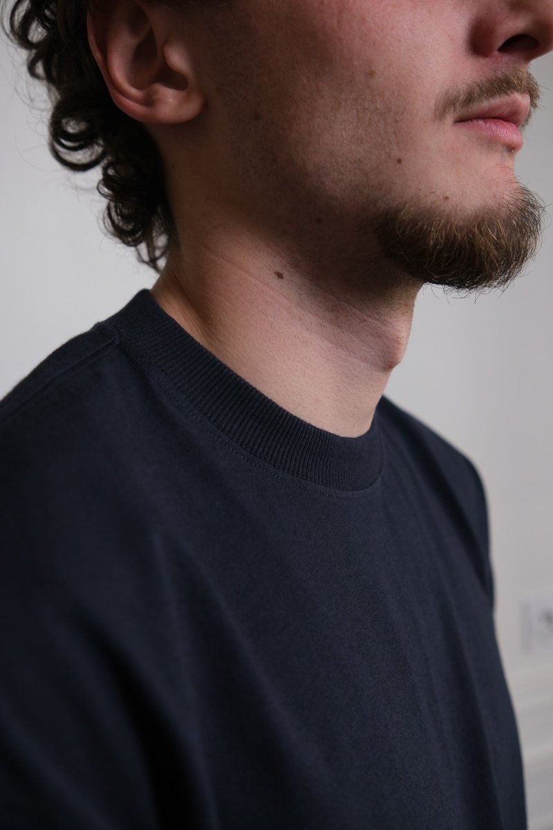 Détail fentes latérales T-shirt YMC Earth Triple navy