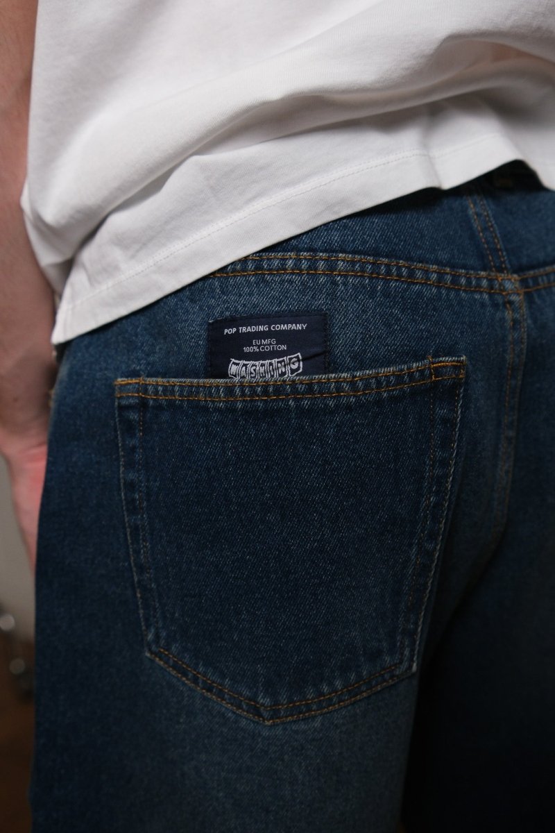 Détail logo brodé poche ticket short Pop Trading Company Longer DRS denim — photo 4
