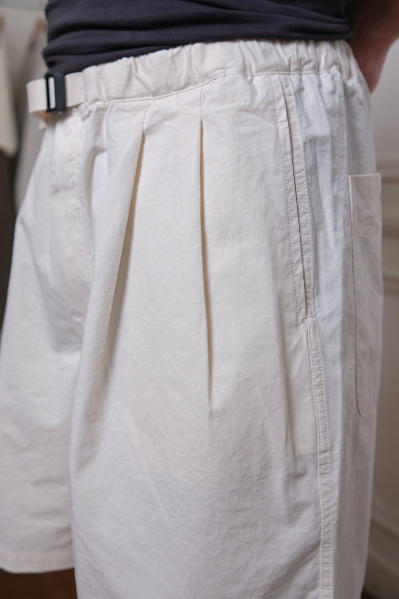 Détail plis frontaux short Kappy Two Tuck Wide Half Pants cream coton — photo 3