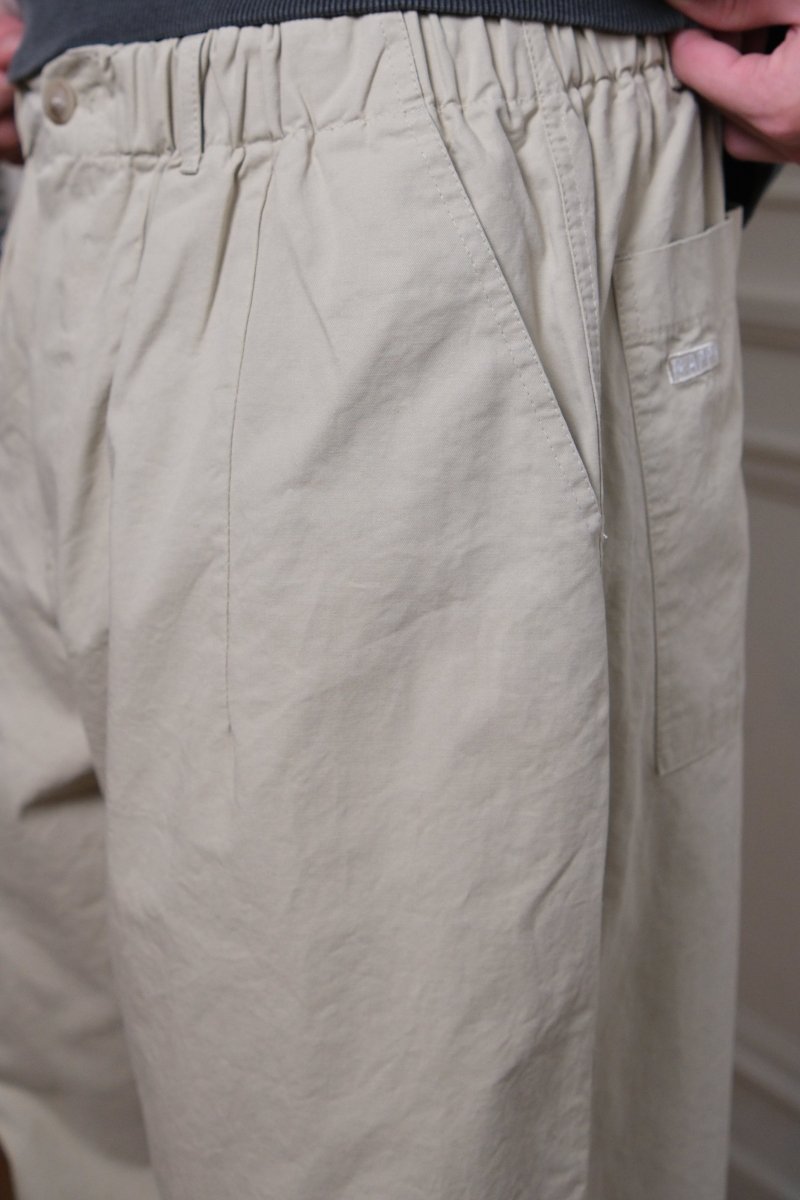 Détail plis pintuck frontaux chino Kappy Pintuck Wide beige coton — photo 3