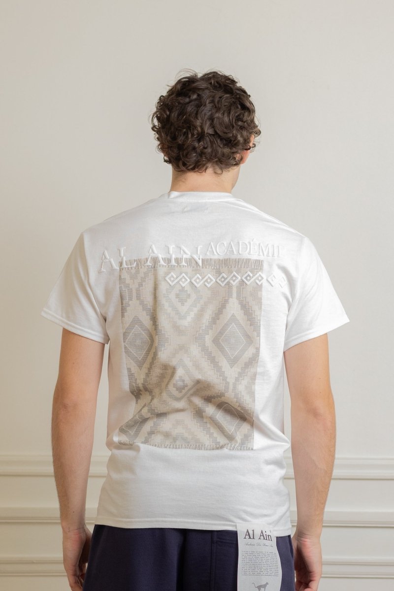 Détail print graphique falaj irrigation dos T-shirt Al Ain — photo 2